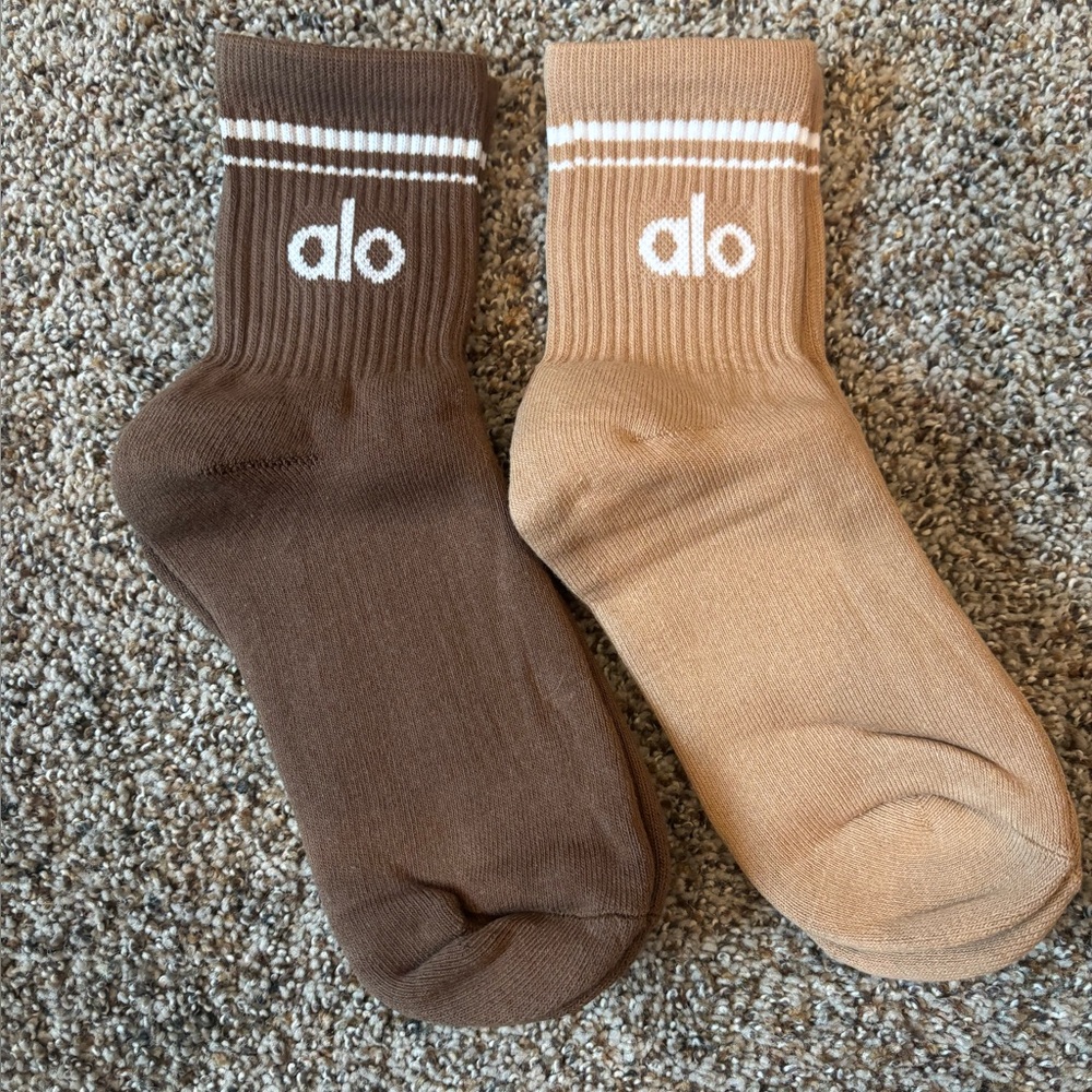 2 pack Alo Yoga unisex throwback half crew espresso brown and tan socks